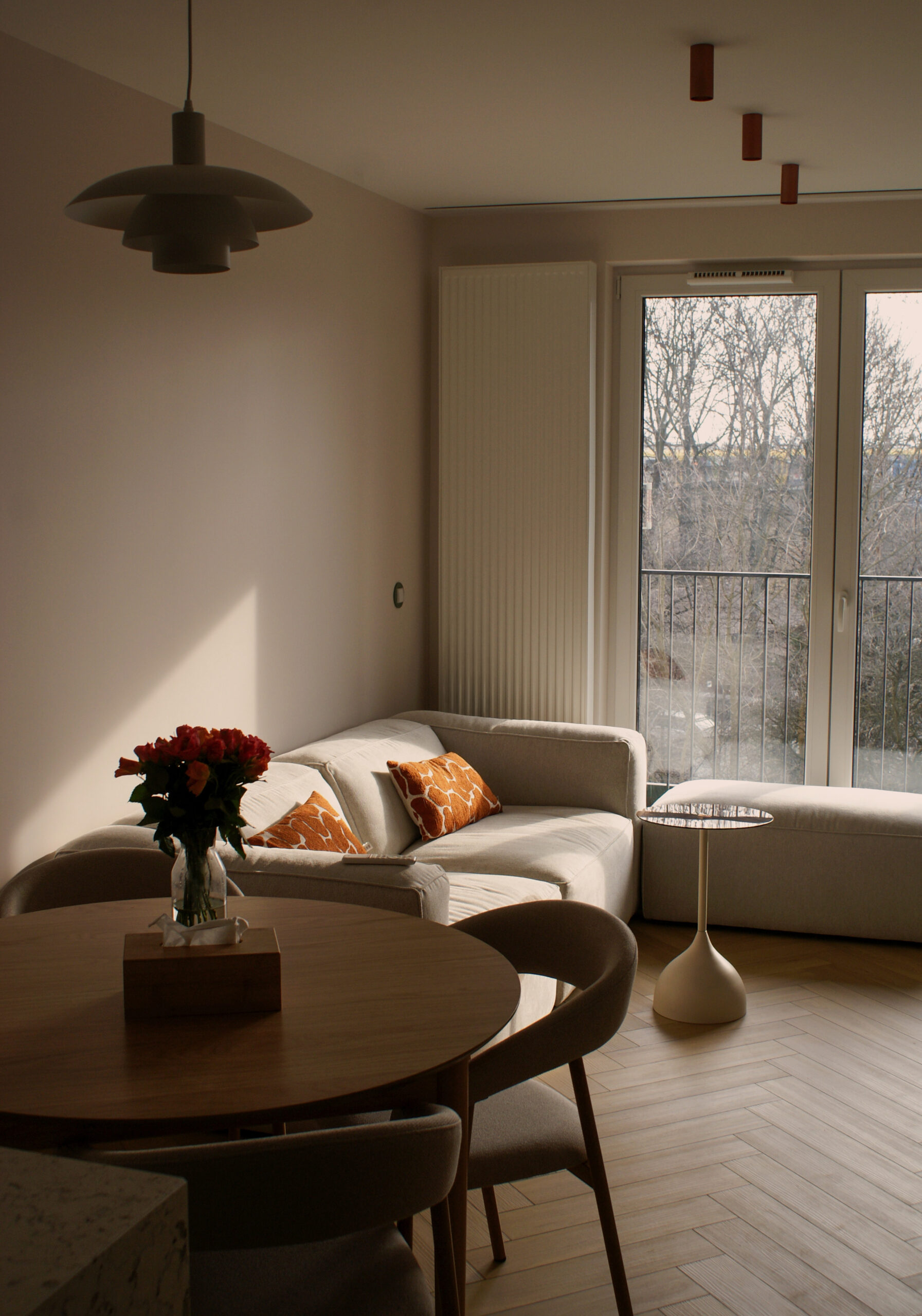 Aranżacja salonu 43m2 Kraków Podgórze - jodełka i ciepły minimalizm