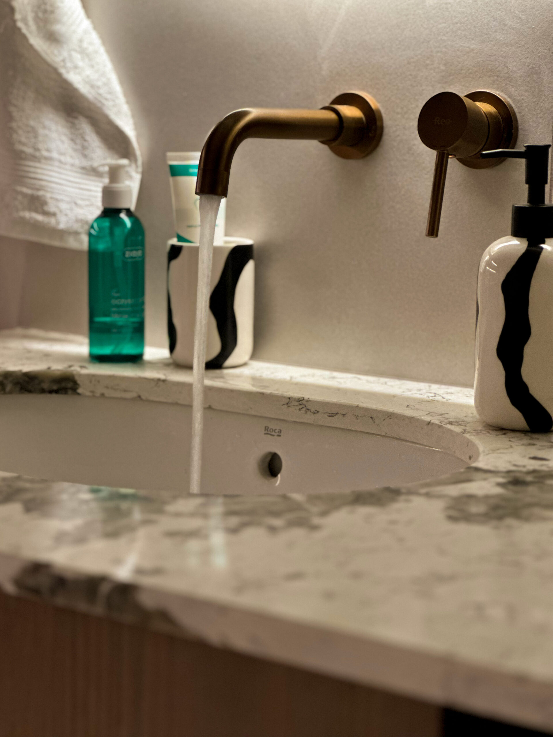 Miedziana bateria podtynkowa i blat konglomeratowy