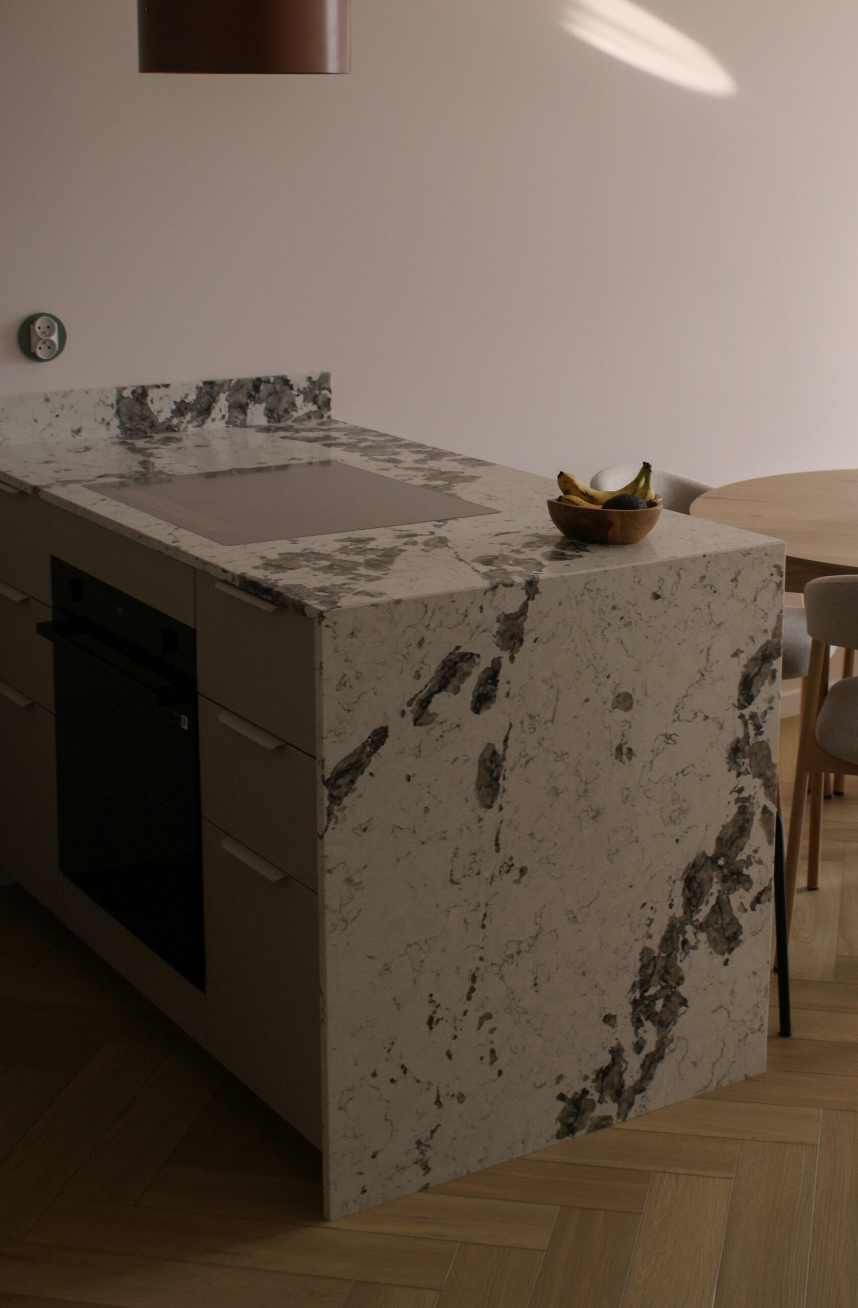 Kuchnia z wyspą i blatem kamiennym Avant Quartz