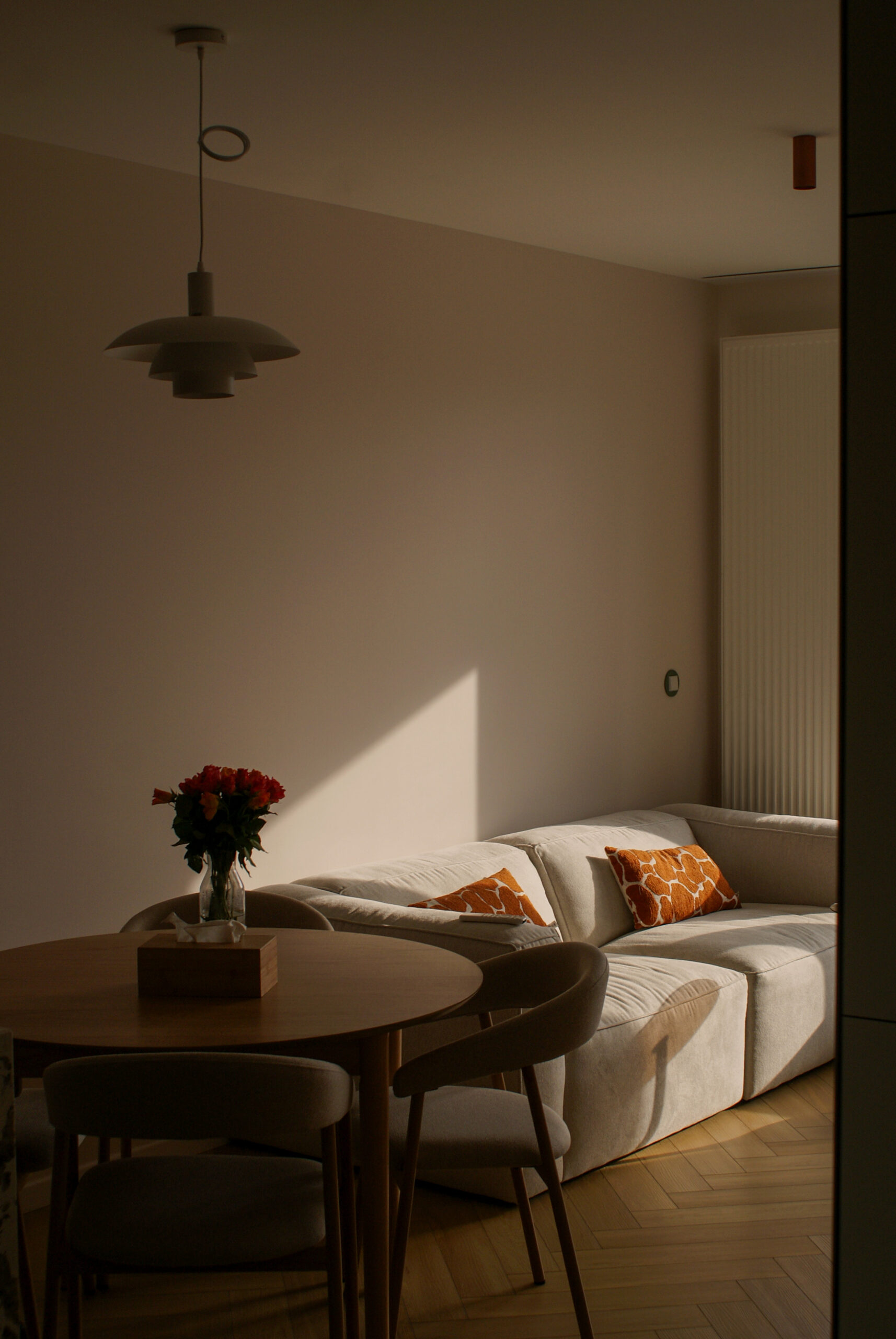 Wypoczynek w salonie - beżowa sofa modułowa